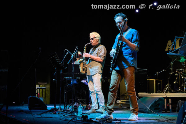 Albert Vila 4tet (feat. Perico Sambeat) (Jazz Alai. Peña Alegría Laurentina, Huesca. 2026-09-12) Por Fabio Galicia [INSTANTZZ AKA Galería fotográfica AKA Fotoblog de jazz, impro… y algo más] - Tomajazz - Albert Vila 4tet (feat. Perico Sambeat) actuó en el Jazz Alai de la Peña Alegría Laurentina de Huesca, el 9 12 de septiembre de 2026. Fabio Galicia lo retrata en INSTANTZZ. Con Albert Vila, Perico Sambeat, Gabriel Casanova, Miguel Ángel Benito