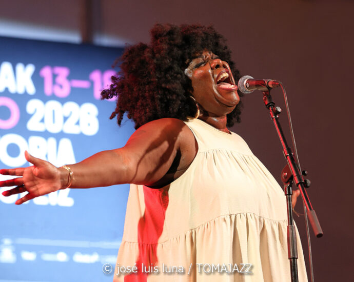 Pleito (XII JazzEñe 2026. Teatro Victoria Eugenia, Donostia - San Sebastián. 2026-07-24) Por José Luis Luna Rocafort [INSTANTZZ AKA Galería fotográfica AKA Fotoblog de jazz, impro… y algo más] - Tomajazz - Pleito actuó en el XII JazzEñe 2026 en el Teatro Victoria Eugenia de San Sebastián. José Luis Luna Rocafort lo retrata en INSTANTZZ. Pleito es el proyecto de Alba Gil Aceytuno