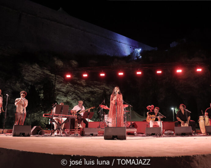 Ibossim Flamenco Ibiza (38 Eivissa Jazz Festival. 2026-09-02) Por José Luis Luna Rocafort [INSTANTZZ AKA Galería fotográfica AKA Fotoblog de jazz, impro… y algo más] - Tomajazz - Ibossim Flamenco Ibiza actuó en el 38 Eivissa Jazz Festival 2026. José Luis Luna Rocafort lo retrata en INSTANTZZ. Actuaron Noemí Escudero, Pedro García "Brekón", Luis González "El Coco", Marcelo "Tumba Latimba", Carlos Sarduy, Aarón Puente, Omar Guzmán, Alain Ladrón de Guevara, Vicent Tur