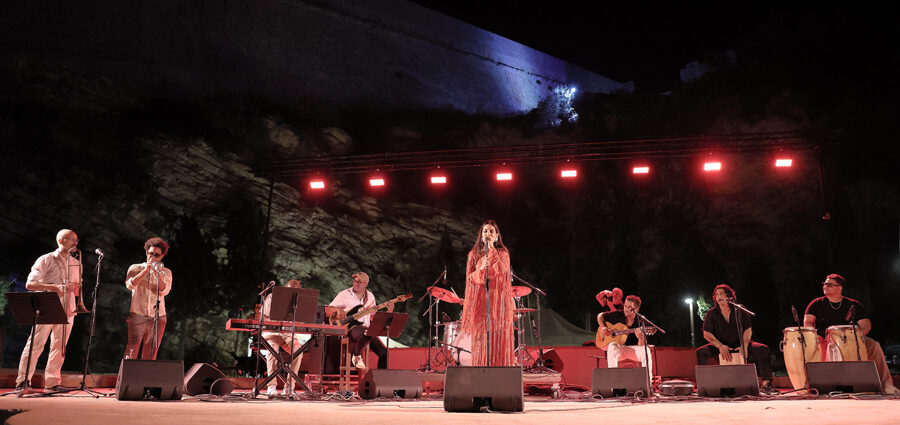 Ibossim Flamenco Ibiza (38 Eivissa Jazz Festival. 2026-09-02) Por José Luis Luna Rocafort [INSTANTZZ AKA Galería fotográfica AKA Fotoblog de jazz, impro… y algo más] - Tomajazz - Ibossim Flamenco Ibiza actuó en el 38 Eivissa Jazz Festival 2026. José Luis Luna Rocafort lo retrata en INSTANTZZ. Actuaron Noemí Escudero, Pedro García "Brekón", Luis González "El Coco", Marcelo "Tumba Latimba", Carlos Sarduy, Aarón Puente, Omar Guzmán, Alain Ladrón de Guevara, Vicent Tur