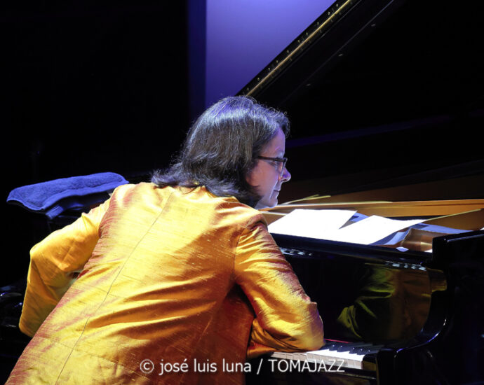 Kris Davis Trio (49 Festival de Jazz de Vitoria-Gasteiz 2026. 2026-07-16) Por José Luis Luna Rocafort [INSTANTZZ AKA Galería fotográfica AKA Fotoblog de jazz, impro… y algo más] - Tomajazz - Kris Davis Trio actuó en el 49 Festival de Jazz de Vitoria-Gasteiz 2026. José Luis Luna Rocafort lo retrata en [INSTANTZZ. Con Kris Davis, Robert Hurst, Johnathan Blake