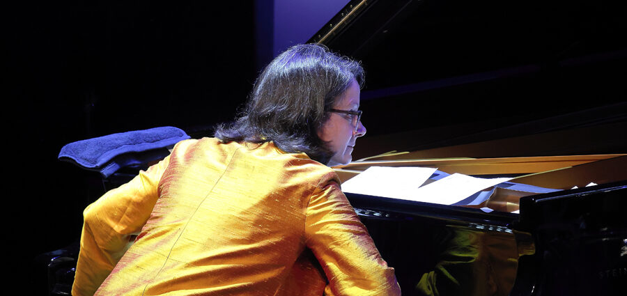 Kris Davis Trio (49 Festival de Jazz de Vitoria-Gasteiz 2026. 2026-07-16) Por José Luis Luna Rocafort [INSTANTZZ AKA Galería fotográfica AKA Fotoblog de jazz, impro… y algo más] - Tomajazz - Kris Davis Trio actuó en el 49 Festival de Jazz de Vitoria-Gasteiz 2026. José Luis Luna Rocafort lo retrata en [INSTANTZZ. Con Kris Davis, Robert Hurst, Johnathan Blake