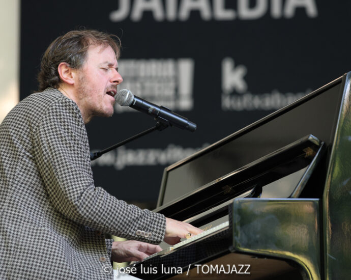 Paul San Martín meets Broken Horns (49 Festival de Jazz de Vitoria-Gasteiz 2026. 2026-07-11) Por José Luis Luna Rocafort [INSTANTZZ AKA Galería fotográfica AKA Fotoblog de jazz, impro… y algo más] - Tomajazz - Paul San Martín meets Broken Horns actuó en el 49 Festival de Jazz de Vitoria-Gasteiz 2026. José Luis Luna Rocafort lo retrata en INSTANTZZ. Con Paul San Martín, Abdell Bbop, Romain Gratalon, Jon Celestino, Pablo Maza, Javier Jaukikoa