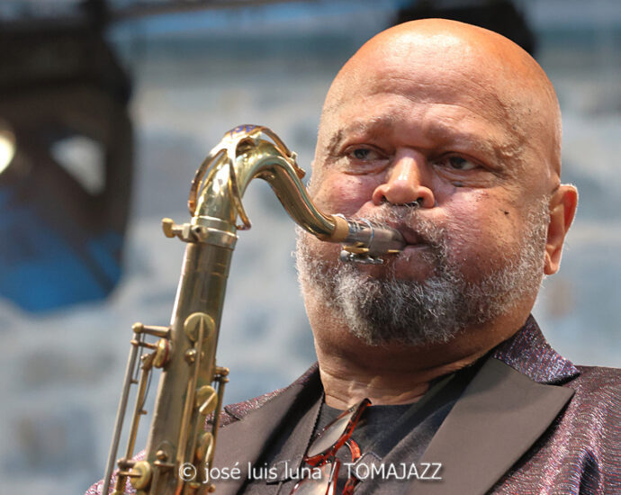 Azar Lawrence Quartet: John Coltrane, The Impulse Era! (61 Jazzaldia 2026. Donosti. 2026-07-24) Por José Luis Luna Rocafort [INSTANTZZ AKA Galería fotográfica AKA Fotoblog de jazz, impro… y algo más] - Tomajazz - Azar Lawrence Quartet: John Coltrane, The Impulse Era! actuó en el 61 Jazzaldia 2026. José Luis Luna Rocafort lo retrata en INSTANTZZ. Con Azar Lawrence, Benito González, Essiet Essiet, Brandon Lee