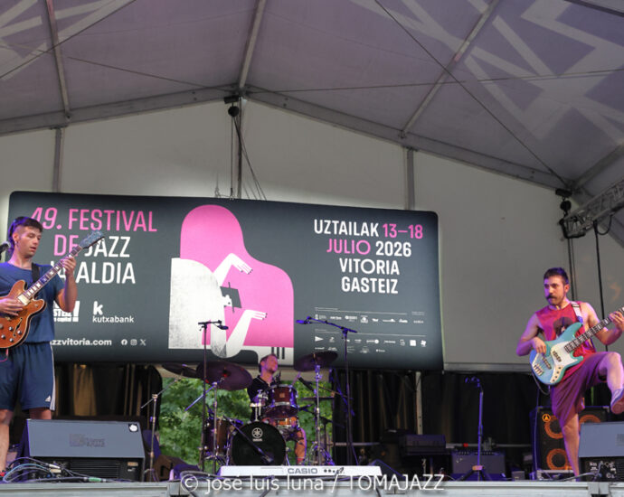 Gilipojazz (49 Festival de Jazz de Vitoria-Gasteiz 2026. 2026-07-11) Por José Luis Luna Rocafort [INSTANTZZ AKA Galería fotográfica AKA Fotoblog de jazz, impro… y algo más] - Tomajazz - Gilipojazz actuó en el 49 Festival de Jazz de Vitoria-Gasteiz 2026. José Luis Luna Rocafort lo retrata en INSTANTZZ. Con Iker García, Ángel Cáceres, Pablo Levin