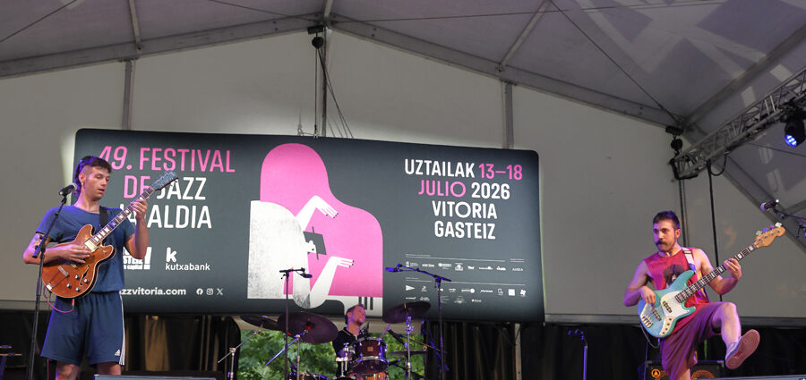 Gilipojazz (49 Festival de Jazz de Vitoria-Gasteiz 2026. 2026-07-11) Por José Luis Luna Rocafort [INSTANTZZ AKA Galería fotográfica AKA Fotoblog de jazz, impro… y algo más] - Tomajazz - Gilipojazz actuó en el 49 Festival de Jazz de Vitoria-Gasteiz 2026. José Luis Luna Rocafort lo retrata en INSTANTZZ. Con Iker García, Ángel Cáceres, Pablo Levin