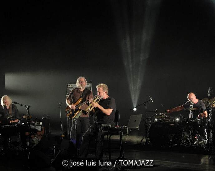 Nils Petter Molvaer: KHMER (61 Jazzaldia 2026. Donosti. 2026-07-24) Por José Luis Luna Rocafort [INSTANTZZ AKA Galería fotográfica AKA Fotoblog de jazz, impro… y algo más] - Tomajazz - Nils Petter Molvaer: KHMER actuó en el 61 Jazzaldia 2026. José Luis Luna Rocafort lo retrata en INSTANTZZ. Con Nils Petter Molvær, Eivind Aarset, Jan Bang, DJ Strangefruit, Audun Erlien, Rune Arnesen, Per Lindvall, Sven Persson, Tord Knudsen