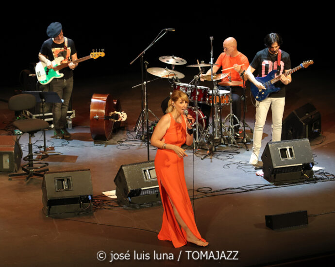 Noa Lur: Multipolar (XII JazzEñe 2026. Teatro Victoria Eugenia, Donostia - San Sebastián. 2026-07-23) Por José Luis Luna Rocafort [INSTANTZZ AKA Galería fotográfica AKA Fotoblog de jazz, impro… y algo más] - Tomajazz - Noa Lur: Multipolar actuó en el XII JazzEñe 2026 en el Teatro Victoria Eugenia de Donosti. José Luis Luna Rocafort lo retrata en INSTANTZZ. Con Noa Lur, Tony Pereyra, David Sancho, Ander García, David Fernández