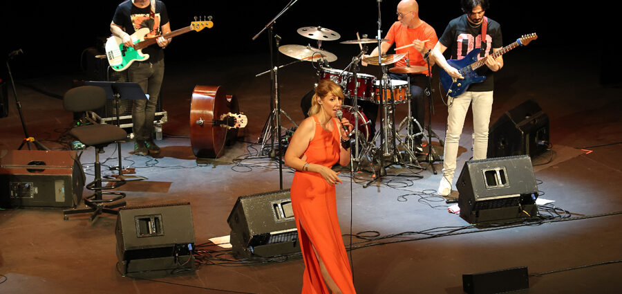 Noa Lur: Multipolar (XII JazzEñe 2026. Teatro Victoria Eugenia, Donostia - San Sebastián. 2026-07-23) Por José Luis Luna Rocafort [INSTANTZZ AKA Galería fotográfica AKA Fotoblog de jazz, impro… y algo más] - Tomajazz - Noa Lur: Multipolar actuó en el XII JazzEñe 2026 en el Teatro Victoria Eugenia de Donosti. José Luis Luna Rocafort lo retrata en INSTANTZZ. Con Noa Lur, Tony Pereyra, David Sancho, Ander García, David Fernández