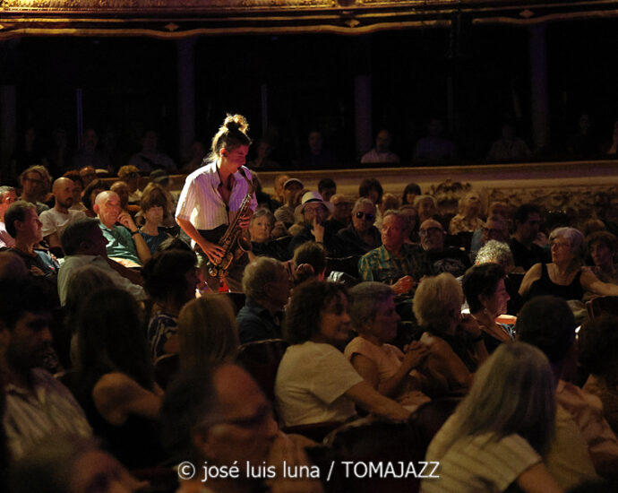 Pleito (XII JazzEñe 2026. Teatro Victoria Eugenia, Donostia - San Sebastián. 2026-07-24) Por José Luis Luna Rocafort [INSTANTZZ AKA Galería fotográfica AKA Fotoblog de jazz, impro… y algo más] - Tomajazz - Pleito actuó en el XII JazzEñe 2026 en el Teatro Victoria Eugenia de San Sebastián. José Luis Luna Rocafort lo retrata en INSTANTZZ. Pleito es el proyecto de Alba Gil Aceytuno
