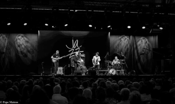 Bad Plus / Snarky Puppy (49 Festival de Jazz de Vitoria-Gasteiz 2026. 2026-07-18) Por Antonio Torres y Pepe Mateos [Conciertos de Jazz] - Tomajazz - Bad Plus y Snarky Puppy actuaron en la jornads final del 49 Festival de Jazz de Vitoria-Gasteiz 2026. Antonio Torres y Pepe Mateos relatan y retratan la jornada. Con Chris Speed, Ben Monder, Reid Anderson, Dave King, Mike Maz Maher, Zach Brock, Justin Stanton, Bobby Sparks II, Bob Lanzetti, Nate Werth, Jamison Ross, Michael League, Jay Jennings, Chris Bullock, Mason Davis