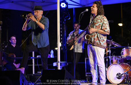 Erik Truffaz & Antonio Lizana “New Sketches of Spain” (Jazz en Tech 2026 / Place de la République, 2026-08-05 / Céret -France-) [01] Por Joan Cortès [INSTANTZZ AKA Galería fotográfica AKA Fotoblog de jazz, impro… y algo más] - Tomajazz - Erik Truffaz & Antonio Lizana “New Sketches of Spain” actuaron en Jazz en Tech 2026 en Céret, Francia, el 5 de agosto de 2026. Joan Cortès lo retrata en INSTANTZZ. Con Erik Truffaz, Antonio Lizana, Renaud Gabriel Pilon, Pau Figueres, Sara Sánchez, Arin Keshishi, Manuel de la Torre, Vincent Thomas