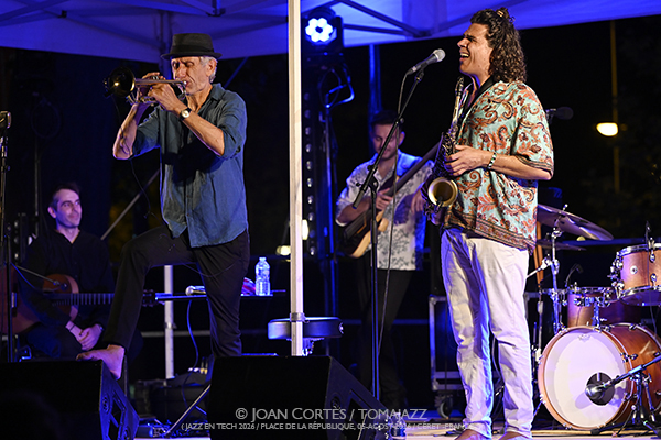 Erik Truffaz & Antonio Lizana “New Sketches of Spain” (Jazz en Tech 2026 / Place de la République, 2026-08-05 / Céret -France-) [01] Por Joan Cortès [INSTANTZZ AKA Galería fotográfica AKA Fotoblog de jazz, impro… y algo más] - Tomajazz - Erik Truffaz & Antonio Lizana “New Sketches of Spain” actuaron en Jazz en Tech 2026 en Céret, Francia, el 5 de agosto de 2026. Joan Cortès lo retrata en INSTANTZZ. Con Erik Truffaz, Antonio Lizana, Renaud Gabriel Pilon, Pau Figueres, Sara Sánchez, Arin Keshishi, Manuel de la Torre, Vincent Thomas