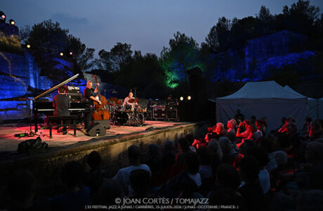 Avishai Cohen Trio / Pink Freud (33 Festival Jazz à Junas, 2026-07-25 / Junas -France-) [05] Por Joan Cortès [INSTANTZZ AKA Galería fotográfica AKA Fotoblog de jazz, impro… y algo más] - Tomajazz - Avishai Cohen Trio y Pink Freud actuaron en el 33 Festival Jazz à Junas 2026. Joan Cortès lo retrata en INSTANTZZ. Con Avishai Cohen, Itay Simhovich, Jeff Ballard, Wojtek Mazolewski, Karol Wieczorek, Adam Milwiw-Baron, Wojtek Zieliński