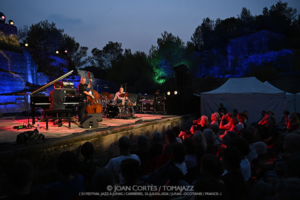 Avishai Cohen Trio / Pink Freud (33 Festival Jazz à Junas, 2026-07-25 / Junas -France-) [05] Por Joan Cortès [INSTANTZZ AKA Galería fotográfica AKA Fotoblog de jazz, impro… y algo más] - Tomajazz - Avishai Cohen Trio y Pink Freud actuaron en el 33 Festival Jazz à Junas 2026. Joan Cortès lo retrata en INSTANTZZ. Con Avishai Cohen, Itay Simhovich, Jeff Ballard, Wojtek Mazolewski, Karol Wieczorek, Adam Milwiw-Baron, Wojtek Zieliński