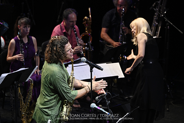 Maria Schneider & Clasijazz Big Band con Antonio Lizana (58è Festival Jazz Barcelona / Paral•lel 62, 2026-07-13 / Barcelona) Por Joan Cortès [INSTANTZZ AKA Galería fotográfica AKA Fotoblog de jazz, impro… y algo más] - Tomajazz - Maria Schneider & Clasijazz Big Band con Antonio Lizana actuaron en el 58è Festival Jazz Barcelona 2026, en Paral•lel 62, el 13 de julio de 2026. Joan Cortès lo retrata en INSTANTZZ. Actuaron Maria Schneider, Antonio Lizana, Philippe Thuriot, Joan Mar Sauqué, Bruno Calvo, Pep Garau, Voro García, Julián Sánchez, Tomeu García, Vicent Pérez, Pedro Pastor, José Diego Sarabia, Irene Reig, Enrique Oliver, Tete Leal, Pedro Cortejosa, Francisco Latino Blanco, Dahoud Salim, Pablo Mazuecos, Jaume Llombart, Bori Albero, Andreu Pitarch, Carlos Cortés, Vincent Thomas