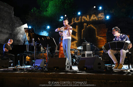 Adam Baldych 4t / Anne Paceo / Duo Brady (33 Festival Jazz à Junas, 2026-07-23 / Junas -France-) [02] Por Joan Cortès [INSTANTZZ AKA Galería fotográfica AKA Fotoblog de jazz, impro… y algo más] - Tomajazz - Adam Baldych 4t / Anne Paceo / Duo Brady actuaron en la jornada del 23 de julio del 33 Festival Jazz à Junas 2026. Joan Cortès lo retrata en INSTANTZZ. Con Michèle Pierre, Paul Colomb, Adam Baldych, Danielle Di Bonaventura, Jacob Karlzon, Michel Bénita, Anne Paceo, Cynthia Abraham, Lilian Millie, Christophe Panzani, Maya Cross, Gautier Toux