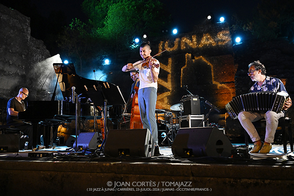 Adam Baldych 4t / Anne Paceo / Duo Brady (33 Festival Jazz à Junas, 2026-07-23 / Junas -France-) [02] Por Joan Cortès [INSTANTZZ AKA Galería fotográfica AKA Fotoblog de jazz, impro… y algo más] - Tomajazz - Adam Baldych 4t / Anne Paceo / Duo Brady actuaron en la jornada del 23 de julio del 33 Festival Jazz à Junas 2026. Joan Cortès lo retrata en INSTANTZZ. Con Michèle Pierre, Paul Colomb, Adam Baldych, Danielle Di Bonaventura, Jacob Karlzon, Michel Bénita, Anne Paceo, Cynthia Abraham, Lilian Millie, Christophe Panzani, Maya Cross, Gautier Toux
