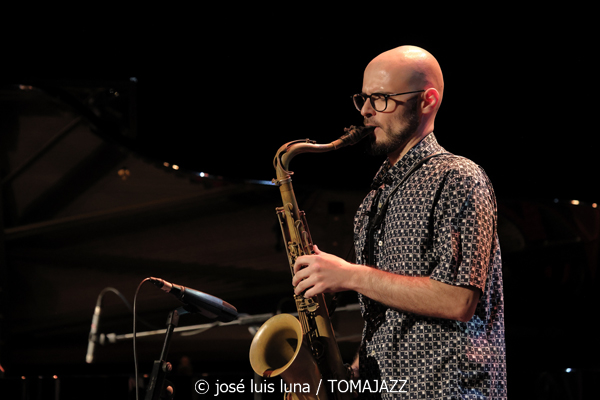 Daniel Juárez Quartet: Reflexividad (XII JazzEñe 2026. Teatro Victoria Eugenia, Donostia - San Sebastián. 2026-07-25) Por José Luis Luna Rocafort [INSTANTZZ AKA Galería fotográfica AKA Fotoblog de jazz, impro… y algo más] - Tomajazz - Daniel Juárez Quartet: Reflexividad actuó en el XII JazzEñe 2026 que se celebró en el Teatro Victoria Eugenia de Donostia - San Sebastián, el 25 de julio de 2026. José Luis Luna Rocafort lo retrata en INSTANTZZ. Con Daniel Juárez, Xan Campos, Darío Guibert, Rodrigo Ballesteros
