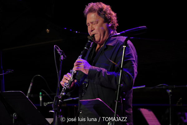 Louis Sclavis Quintet: India (61 Jazzaldia 2026. Donosti. 2026-07-26) Por José Luis Luna Rocafort [INSTANTZZ AKA Galería fotográfica AKA Fotoblog de jazz, impro… y algo más] - Tomajazz - Louis Sclavis Quintet: India actuó en el 61 Jazzaldia 2026. José Luis Luna Rocafort lo retrata en INSTANTZZ. Con Louis Sclavis, Sarah Murcia, Benjamin Moussay, Olivier Laisney, Christophe Lavergne