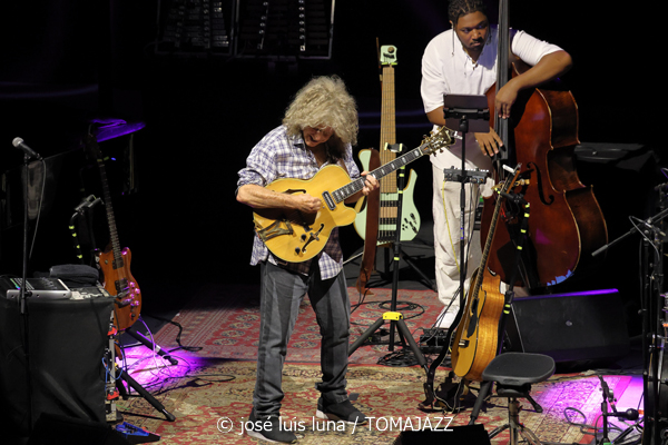 Pat Metheny Side-Eye III+ (61 Jazzaldia 2026. Donosti. 2026-07-25) Por José Luis Luna Rocafort [INSTANTZZ AKA Galería fotográfica AKA Fotoblog de jazz, impro… y algo más] - Tomajazz - Pat Metheny Side-Eye III+ actuó en el 61 Jazzaldia 2026. José Luis Luna Rocafort lo retrata en INSTANTZZ. Con Pat Metheny, Chris Fishman, Joe Dyson, Jermaine Paul, Leonard Patton