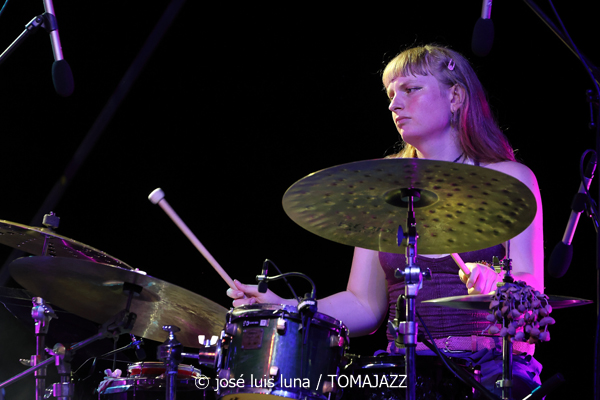 L.A.B. Trio (38 Eivissa Jazz Festival. 2026-09-03) Por José Luis Luna Rocafort [INSTANTZZ AKA Galería fotográfica AKA Fotoblog de jazz, impro… y algo más] - Tomajazz - L.A.B. Trio actuó en el 38 Eivissa Jazz Festival como ganador del Concurso de Grupos del Festival de Jazz de Getxo. José Luis Luna Rocafort lo retrata en INSTANTZZ. L.A.B. Trio son Leela Faude, Alexandre Barthalay, Barnabás Miháy