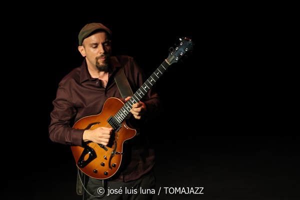 Víctor Antón Cuarteto (XII JazzEñe 2026. Teatro Victoria Eugenia, Donostia - San Sebastián. 2026-07-25) Por José Luis Luna Rocafort [INSTANTZZ AKA Galería fotográfica AKA Fotoblog de jazz, impro… y algo más] - Tomajazz - La propuesta Víctor Antón Cuarteto fue una de las seleccionadas en el XII JazzEñe 2026, que se celebró en julio de 2025 en Donosti. José Luis Luna Rocafort lo retrata en INSTANTZZ. Con Víctor Antón, Daniel Juárez, Darío Guibert, Rodrigo Ballesteros