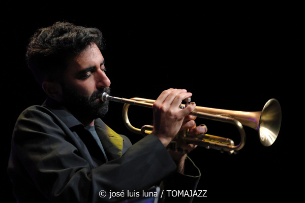 Riley Mulherkar (49 Festival de Jazz de Vitoria-Gasteiz 2026. 2026-07-17) Por José Luis Luna Rocafort [INSTANTZZ AKA Galería fotográfica AKA Fotoblog de jazz, impro… y algo más] - Tomajazz - Riley Mulherkar actuó en el 49 Festival de Jazz de Vitoria-Gasteiz 2026. José Luis Luna Rocafort lo retrata en INSTANTZZ. Con Riley Mulherkar, Barry Stephenson, Chris Pattishall, Jason Burger