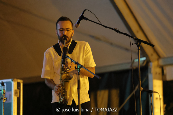 Edu Cabello Quartet: El Bosque (49 Festival de Jazz de Vitoria-Gasteiz 2026. 2026-07-12) Por José Luis Luna Rocafort [INSTANTZZ AKA Galería fotográfica AKA Fotoblog de jazz, impro… y algo más] - Tomajazz - Edu Cabello Quartet: El Bosque actuó en el 49 Festival de Jazz de Vitoria-Gasteiz 2026. José Luis Luna Rocafort lo retrata en INSTANTZZ. Con Edu Cabello, Eddie Majía, Manuel Luque, Ken Ychicawa, Gabriel Basin