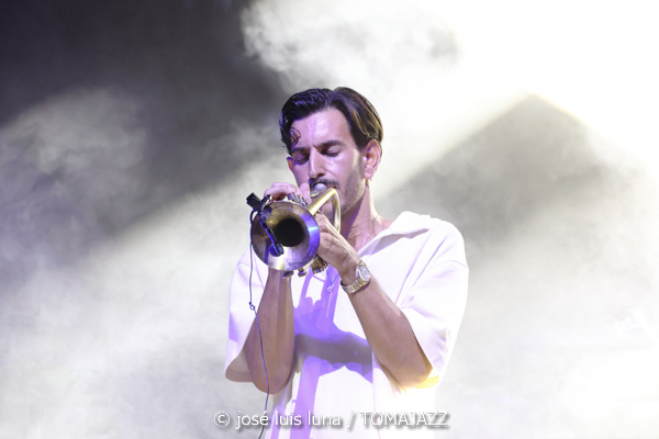 The Illusions & Nathan Haines (38 Eivissa Jazz Festival. 2026-09-03) Por José Luis Luna Rocafort [INSTANTZZ AKA Galería fotográfica AKA Fotoblog de jazz, impro… y algo más] - Tomajazz - The Illusions & Nathan Haines actuaron en el 38 Eivissa Jazz Festival. José Luis Luna Rocafort lo retrata en INSTANTZZ. Participaron Pere Navarro, Franco Botto, Antonio Blakstad, Antoni Marí, Antonio Prosper, Arturo García, Katana McKenzie, Nathan Haines
