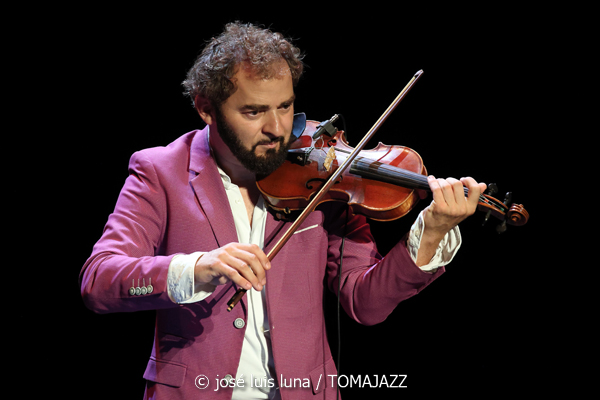 El Gran Ra (XII JazzEñe 2026. Teatro Victoria Eugenia, Donostia - San Sebastián. 2026-07-24) Por José Luis Luna Rocafort [INSTANTZZ AKA Galería fotográfica AKA Fotoblog de jazz, impro… y algo más] - Tomajazz - El Gran Ra actuó en el XII JazzEñe 2026 en San Sebastián. José Luis Luna Rocafort lo retrata en INSTANTZZ. Con Raúl Márquez, David Sancho, Fran Gayo