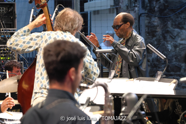 Charles Tolliver Africa/Brass Celebrating Coltrane's Centennial (61 Jazzaldia 2026. Donosti. 2026-07-25) Por José Luis Luna Rocafort [INSTANTZZ AKA Galería fotográfica AKA Fotoblog de jazz, impro… y algo más] - Tomajazz - Charles Tolliver Africa/Brass Celebrating Coltrane's Centennial actuó en el 61 Jazzaldia 2026 en San Sebastián. José Luis Luna Rocafort lo retrata en INSTANTZZ. Con Charles Tolliver, Camille Thurman, Darrell Green, Antonio Faraò, Chris Dahlgren, Eneko Dieguez, Miguel Velasco, Antonio Lozano, Pedro Mullor Boix, Ariadna Alcober Lizana, Alba Castellanos Fernández, Galder Oneca Fuentes, Nicolás Chasco, Alessio Lubrano, Ander Caro, Asier Iturbe, Aníbal Andrés, Aránzazu Rodríguez