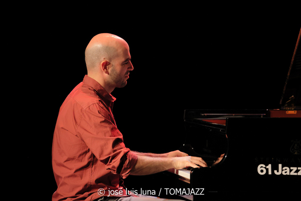 Daniel Juárez Quartet: Reflexividad (XII JazzEñe 2026. Teatro Victoria Eugenia, Donostia - San Sebastián. 2026-07-25) Por José Luis Luna Rocafort [INSTANTZZ AKA Galería fotográfica AKA Fotoblog de jazz, impro… y algo más] - Tomajazz - Daniel Juárez Quartet: Reflexividad actuó en el XII JazzEñe 2026 que se celebró en el Teatro Victoria Eugenia de Donostia - San Sebastián, el 25 de julio de 2026. José Luis Luna Rocafort lo retrata en INSTANTZZ. Con Daniel Juárez, Xan Campos, Darío Guibert, Rodrigo Ballesteros