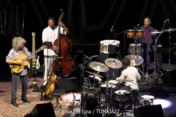 Pat Metheny Side-Eye III+ (61 Jazzaldia 2026. Donosti. 2026-07-25) Por José Luis Luna Rocafort [INSTANTZZ AKA Galería fotográfica AKA Fotoblog de jazz, impro… y algo más] - Tomajazz - Pat Metheny Side-Eye III+ actuó en el 61 Jazzaldia 2026. José Luis Luna Rocafort lo retrata en INSTANTZZ. Con Pat Metheny, Chris Fishman, Joe Dyson, Jermaine Paul, Leonard Patton