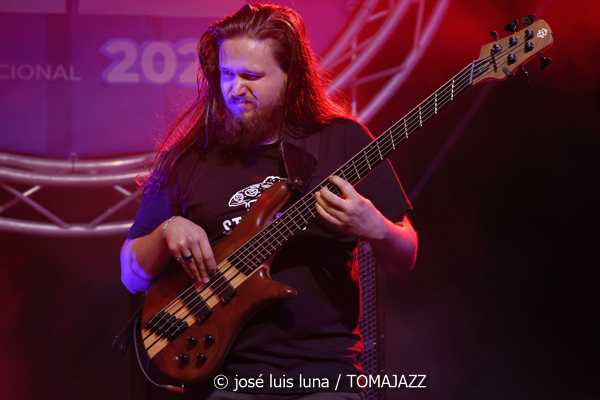 L.A.B. Trio (38 Eivissa Jazz Festival. 2026-09-03) Por José Luis Luna Rocafort [INSTANTZZ AKA Galería fotográfica AKA Fotoblog de jazz, impro… y algo más] - Tomajazz - L.A.B. Trio actuó en el 38 Eivissa Jazz Festival como ganador del Concurso de Grupos del Festival de Jazz de Getxo. José Luis Luna Rocafort lo retrata en INSTANTZZ. L.A.B. Trio son Leela Faude, Alexandre Barthalay, Barnabás Miháy
