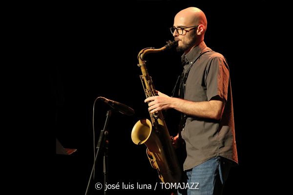 Víctor Antón Cuarteto (XII JazzEñe 2026. Teatro Victoria Eugenia, Donostia - San Sebastián. 2026-07-25) Por José Luis Luna Rocafort [INSTANTZZ AKA Galería fotográfica AKA Fotoblog de jazz, impro… y algo más] - Tomajazz - La propuesta Víctor Antón Cuarteto fue una de las seleccionadas en el XII JazzEñe 2026, que se celebró en julio de 2025 en Donosti. José Luis Luna Rocafort lo retrata en INSTANTZZ. Con Víctor Antón, Daniel Juárez, Darío Guibert, Rodrigo Ballesteros