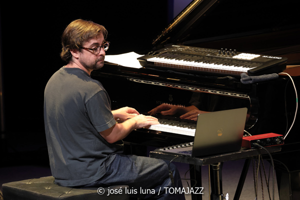 Riley Mulherkar (49 Festival de Jazz de Vitoria-Gasteiz 2026. 2026-07-17) Por José Luis Luna Rocafort [INSTANTZZ AKA Galería fotográfica AKA Fotoblog de jazz, impro… y algo más] - Tomajazz - Riley Mulherkar actuó en el 49 Festival de Jazz de Vitoria-Gasteiz 2026. José Luis Luna Rocafort lo retrata en INSTANTZZ. Con Riley Mulherkar, Barry Stephenson, Chris Pattishall, Jason Burger