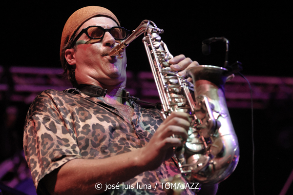 The Illusions & Nathan Haines (38 Eivissa Jazz Festival. 2026-09-03) Por José Luis Luna Rocafort [INSTANTZZ AKA Galería fotográfica AKA Fotoblog de jazz, impro… y algo más] - Tomajazz - The Illusions & Nathan Haines actuaron en el 38 Eivissa Jazz Festival. José Luis Luna Rocafort lo retrata en INSTANTZZ. Participaron Pere Navarro, Franco Botto, Antonio Blakstad, Antoni Marí, Antonio Prosper, Arturo García, Katana McKenzie, Nathan Haines