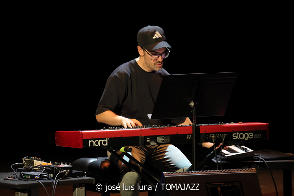 El Gran Ra (XII JazzEñe 2026. Teatro Victoria Eugenia, Donostia - San Sebastián. 2026-07-24) Por José Luis Luna Rocafort [INSTANTZZ AKA Galería fotográfica AKA Fotoblog de jazz, impro… y algo más] - Tomajazz - El Gran Ra actuó en el XII JazzEñe 2026 en San Sebastián. José Luis Luna Rocafort lo retrata en INSTANTZZ. Con Raúl Márquez, David Sancho, Fran Gayo