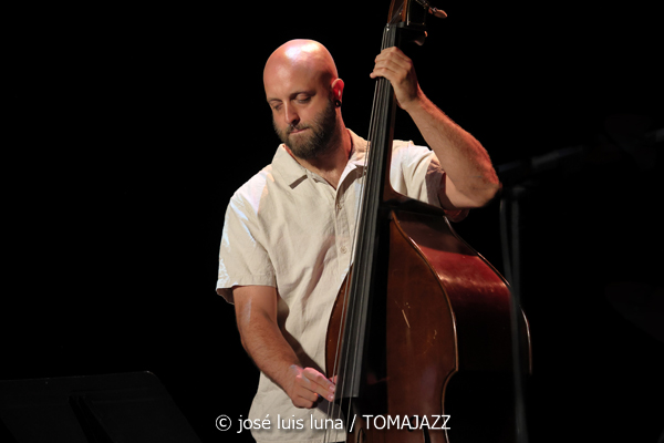 Daniel Juárez Quartet: Reflexividad (XII JazzEñe 2026. Teatro Victoria Eugenia, Donostia - San Sebastián. 2026-07-25) Por José Luis Luna Rocafort [INSTANTZZ AKA Galería fotográfica AKA Fotoblog de jazz, impro… y algo más] - Tomajazz - Daniel Juárez Quartet: Reflexividad actuó en el XII JazzEñe 2026 que se celebró en el Teatro Victoria Eugenia de Donostia - San Sebastián, el 25 de julio de 2026. José Luis Luna Rocafort lo retrata en INSTANTZZ. Con Daniel Juárez, Xan Campos, Darío Guibert, Rodrigo Ballesteros