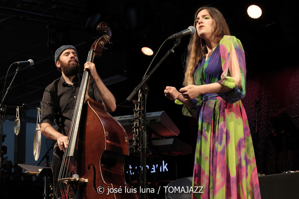Magalí Sare & Manel Fortià (49 Festival de Jazz de Vitoria-Gasteiz 2026. 2026-07-17) Por José Luis Luna Rocafort [INSTANTZZ AKA Galería fotográfica AKA Fotoblog de jazz, impro… y algo más] - Tomajazz - Magalí Sare & Manel Fortià actuaron en el 49 Festival de Jazz de Vitoria-Gasteiz 2026. 2026-07-17) Por José Luis Luna Rocafort [INSTANTZZ