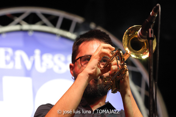 Antoni Marí Sextet (38 Eivissa Jazz Festival. 2026-09-04) Por José Luis Luna Rocafort [INSTANTZZ AKA Galería fotográfica AKA Fotoblog de jazz, impro… y algo más] - Tomajazz - Antoni Marí Sextet actuó en el 38 Eivissa Jazz Festival 2026. José Luis Luna Rocafort lo retrata en INSTANTZZ. Con Antoni Marí, Oriol Vallés, Gabriel Amargant, Guillaume Coulbois, Ot Granados, Rubén Bueno