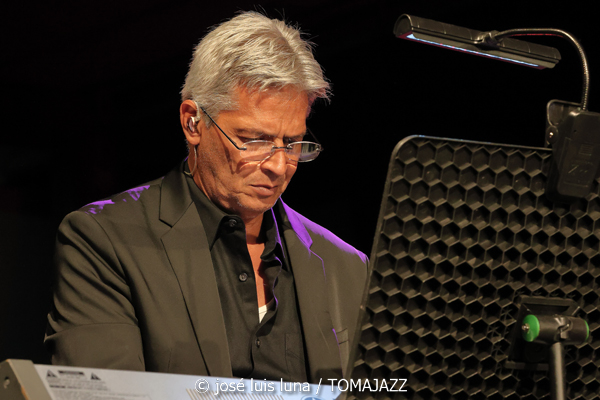 Rubén Blades con Roberto Delgado Big Band (49 Festival de Jazz de Vitoria-Gasteiz 2026. 2026-07-17) Por José Luis Luna Rocafort [INSTANTZZ AKA Galería fotográfica AKA Fotoblog de jazz, impro… y algo más] - Tomajazz - Rubén Blades con Roberto Delgado Big Band actuó en el 49 Festival de Jazz de Vitoria-Gasteiz 2026. José Luis Luna Rocafort lo retrata en INSTANTZZ. Con Rubén Blades, Roberto Delgado, Iván Navarro, Luis Carlos Pérez, Carlos Agrazal, Miguel Arau, Carlos Ubarte, Alejandro Castillo, Emaus Montero, Juan Carlos López, Roberto Ruiz, Avenicio Núñez, Francisco Delvecchio, Higinio Flores, Idígoras Bethancourt, Juan Berna, Luis E. Becerra, Ademir Berrocal, Raúl Rivera, José Ramón Guerra, Daniel Jiménez-Bloise