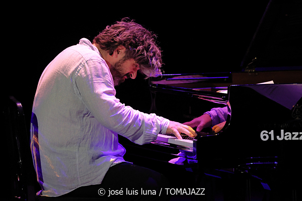 Louis Sclavis Quintet: India (61 Jazzaldia 2026. Donosti. 2026-07-26) Por José Luis Luna Rocafort [INSTANTZZ AKA Galería fotográfica AKA Fotoblog de jazz, impro… y algo más] - Tomajazz - Louis Sclavis Quintet: India actuó en el 61 Jazzaldia 2026. José Luis Luna Rocafort lo retrata en INSTANTZZ. Con Louis Sclavis, Sarah Murcia, Benjamin Moussay, Olivier Laisney, Christophe Lavergne