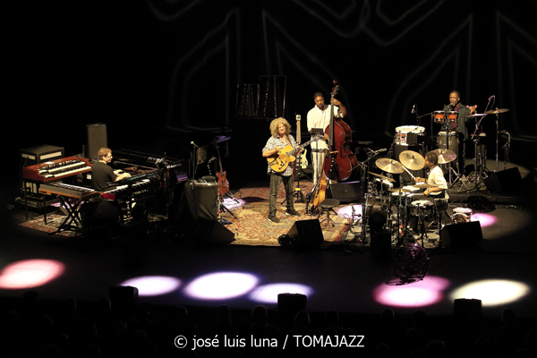 Pat Metheny Side-Eye III+ (61 Jazzaldia 2026. Donosti. 2026-07-25) Por José Luis Luna Rocafort [INSTANTZZ AKA Galería fotográfica AKA Fotoblog de jazz, impro… y algo más] - Tomajazz - Pat Metheny Side-Eye III+ actuó en el 61 Jazzaldia 2026. José Luis Luna Rocafort lo retrata en INSTANTZZ. Con Pat Metheny, Chris Fishman, Joe Dyson, Jermaine Paul, Leonard Patton