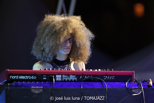 L.A.B. Trio (38 Eivissa Jazz Festival. 2026-09-03) Por José Luis Luna Rocafort [INSTANTZZ AKA Galería fotográfica AKA Fotoblog de jazz, impro… y algo más] - Tomajazz - L.A.B. Trio actuó en el 38 Eivissa Jazz Festival como ganador del Concurso de Grupos del Festival de Jazz de Getxo. José Luis Luna Rocafort lo retrata en INSTANTZZ. L.A.B. Trio son Leela Faude, Alexandre Barthalay, Barnabás Miháy