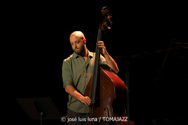 Víctor Antón Cuarteto (XII JazzEñe 2026. Teatro Victoria Eugenia, Donostia - San Sebastián. 2026-07-25) Por José Luis Luna Rocafort [INSTANTZZ AKA Galería fotográfica AKA Fotoblog de jazz, impro… y algo más] - Tomajazz - La propuesta Víctor Antón Cuarteto fue una de las seleccionadas en el XII JazzEñe 2026, que se celebró en julio de 2025 en Donosti. José Luis Luna Rocafort lo retrata en INSTANTZZ. Con Víctor Antón, Daniel Juárez, Darío Guibert, Rodrigo Ballesteros