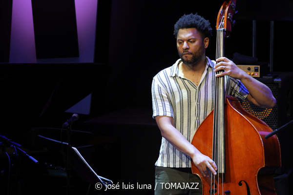 Riley Mulherkar (49 Festival de Jazz de Vitoria-Gasteiz 2026. 2026-07-17) Por José Luis Luna Rocafort [INSTANTZZ AKA Galería fotográfica AKA Fotoblog de jazz, impro… y algo más] - Tomajazz - Riley Mulherkar actuó en el 49 Festival de Jazz de Vitoria-Gasteiz 2026. José Luis Luna Rocafort lo retrata en INSTANTZZ. Con Riley Mulherkar, Barry Stephenson, Chris Pattishall, Jason Burger