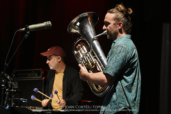 Maussion & Tereygeol 4t «Abysskiss» (Les Émouvantes / CPBM, 2026-09-10 / Marseille) [01] Por Joan Cortès [INSTANTZZ AKA Galería fotográfica AKA Fotoblog de jazz, impro… y algo más] - Tomajazz - Maussion & Tereygeol 4t «Abysskiss» actuaron en el festival Les Émouvantes de Marsella el 10 de septiembre de 2026. Joan Cortès lo retrata en INSTANTZZ. Con Camille Maussion, Pierre Tereygeol, Victor Auffray, Ilya Amar