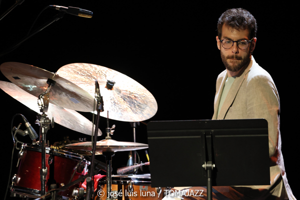 El Gran Ra (XII JazzEñe 2026. Teatro Victoria Eugenia, Donostia - San Sebastián. 2026-07-24) Por José Luis Luna Rocafort [INSTANTZZ AKA Galería fotográfica AKA Fotoblog de jazz, impro… y algo más] - Tomajazz - El Gran Ra actuó en el XII JazzEñe 2026 en San Sebastián. José Luis Luna Rocafort lo retrata en INSTANTZZ. Con Raúl Márquez, David Sancho, Fran Gayo